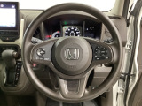 ハンドルにHondaセンシング系のクルーズコントロールやレーンキープアシストなどのスイッチと、オーディオの操作スイッチが装備されています。ハンドルから手を離さず安全に操作できます。
