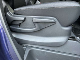 運転席シートリフター(ラチェット式)で、座面の高さも上下に動き、体格にあわせて調整ができ広々でゆったり運転できます♪