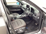 運転席はまっすぐな姿勢でシートに座り、足を自然に伸ばして操作できる位置各ペダルを配するという理想的なレイアウトを実現しています!ぜひ一度MAZDAのドライビングポジションをご体感ください。