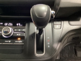 CVT車のセレクトレバーです。低速から高速まで、変速ショックのないスムーズな走りを実現するとともに、エンジン効率のよい領域を維持することで燃費にも貢献します。