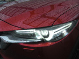 アダプティブLEDヘッドライト装着!フォワードセンシングカメラで前方の追従や対向車の位置を確認、車輌のいない箇所をハイビームにするグレアフリーハイビーム機能が付いております。