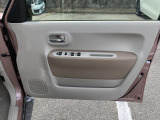 運転席ドアの内側のパネルです。
