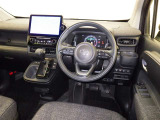 運転席まわりです。 各操作スイッチは使いやすい位置に配置されてます。