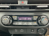 車内の温度管理がワンタッチで簡単に出来るのがオートエアコンです。これでいつでも快適ドライブが出来ますね!前席にはシートヒーター付きです