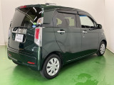 プライバシーガラスが装備されています。外を見るときには気にならずに、後方車両からは車内が見えにくくなってます