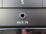 AUX端子もございますのでお気に入りの音楽をお名のシミ下さい ♪