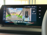【全周囲カメラ】全周囲カメラ装備車両で御座いますので、狭い駐車スペースでもお車の全体図が確認でき、障害物との接触を未然に防ぐことが可能です。