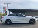 【BMWの伝統-3】BMWのお車は、&ldquo;駆け抜ける歓び&rdquo;を体現しております。走行の安定性とコーナリングの良さを追求し、思い通りにハンドルの操作可能です。