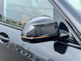 追い越し車線上を急接近してくる車両を認識してミラー内側に組み込まれたインジケータを点滅させドライバーに警告します。注意喚起に気づかず、ドライバーがそのまま車線を越えた場合には車線維持をサポートします。