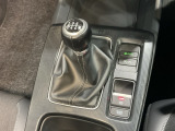 自然に手が届く距離に配置されたシフトレバー。