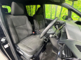 運転席まわりには十分なスペースがあり、大柄な方でもゆったり運転していただける環境です。