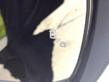 【後方車輛検知】走行中、ドアミラーの死角になりやすい箇所に後続車が接近するとサイドミラー付近に警告を表示、ドライバーに注意喚起をしてくれます。