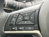 ステアリングの左側に、オーディオの操作ができるスイッチを装備しています。ハンドルから手を離さず操作できて便利です。
