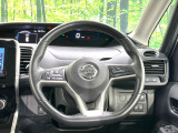 インテリアに合わせたデザインのステアリングは、運転される方のことも考え、運転しやすい形状、大きさです。是非一度、実際に触ってお確かめください。