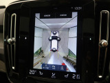 【360&deg;ビューカメラ】4台の高解像度カメラで360度の鳥瞰図を表示。隣の車や壁、死角にある障害物などを画面で確認できるため、狭いスペースでの駐車・出入りも安心です。