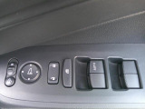 パワーウィンドウは運転席のスイッチのみオート機能も装備されております。ウィンドウロックも装備されているので、お子様と一緒の時も安心ですね。