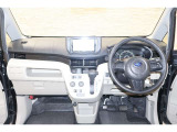 操作性に優れた運転席となります!小物入れや各ボタンの配置にこだわり、使いやすいです!座り心地もよく視認性も良好なのでロングドライブもお任せ下さい!