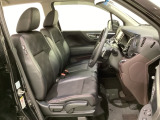 女性でも運転がしやすいように、シートの高さ調整機能(シートリフター)がついています。運転席と助手席の間が空いている為、助手席側への移動がスムーズです。交通量の多い道でも助手席側から乗り降りができます。