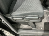 シートハイトアジャスターが付いているので運転姿勢を調整するのに便利ですね。身長に合ったシートポジションは安全運転や疲労軽減にもつながります。