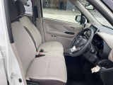 運転席まわりです。実際に座ってみて、乗り心地を体験してみてください,視界も良好です