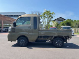 乗り降りのイメージが湧く左側面。ドア面の通りやスライド有無、小キズの出やすい部分も確認◎。