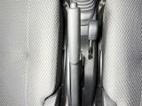 【サイドブレーキ】駐車中に車両の動きを防ぐために使用されます。