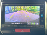 【バックカメラ】駐車時に後方がリアルタイム映像で確認できます。大型商業施設や立体駐車場での駐車時や、夜間のバック時に大活躍!運転スキルに関わらず、今や必須となった装備のひとつです!