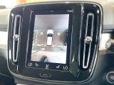 【360&deg;ビューカメラ】4台の高解像度カメラで360度の鳥瞰図を表示。隣の車や壁、死角にある障害物などを画面で確認できるため、狭いスペースでの駐車・出入りも安心です。