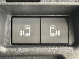 【両側パワースライドドア】スマートキーや運転席のスイッチで後席両側スライドドアの開閉が可能♪電動だから力を入れてドアを開ける必要が無く、小さなお子様でも簡単に開け閉めでき快適です♪
