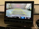 リバースギアに入れるだけで後方の表示へ切り替わります。夜間や雨の日の駐車も楽になりますよ。
