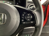 【クルーズコントロール】設定した速度を自動で維持し、ドライバーの運転負荷を軽減する支援機能です。長距離走行時の疲労を抑えるだけでなく、速度の安定による燃費向上も期待できます。
