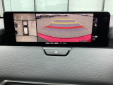 狭い場所での駐車やすれ違いなどでより的確な運転操作に役立つ360&deg;ビューモニターが装備されています。