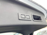 【パワーバックドア】スマートキーや運転席のボタンを押すだけでリアゲートが自動で開閉します!荷物を持っている時や、高い位置にあるバックドアを閉める際に便利な機能です♪