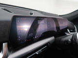 【カーブドディスプレイ】ドライバーに向かって湾曲した大型ディスプレイです。インフォメーションディスプレイとコントロールディスプレイが一体化しており、ドライバーの視覚的な操作性を向上させます