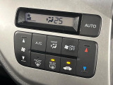 【オートエアコン】一度お好みの温度に設定すれば、車内の温度を検知し風量や温度を自動で調整。暑い&hellip;寒い&hellip;と何度もスイッチ操作をする必要はありません。快適な車内空間には必須の機能ですね♪