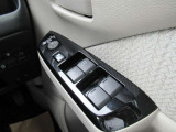 運転席ドアには各ウインドウの集中操作が可能となっています。