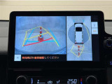 真上から見下ろしたような視点で車とその周囲を確認出来る画面と、車両後方を映し出すバックモニター画面の2つを表示してくれます。