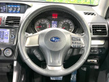 インテリアに合わせたデザインのステアリングは、運転される方のことも考え、運転しやすい形状、大きさです。是非一度、実際に触ってお確かめください。