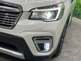 【LEDヘッドライト】悪天候や夜間走行時も良好な視界を確保し安心して運転できる高輝度LEDヘッドライトを装備!点灯速度が早く、消費電力も抑えられています。