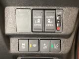 両側電動スライドドアは運転席から操作ができるよう、操作スイッチが付いています。Hondaセンシング用のVSA(ABS+TCS+横滑り抑制)解除と路外逸脱抑制機能のオンオフスイッチなどがあります。