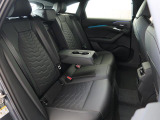 ホールド性が高く、ほどよく固いリアシートは長時間乗車も快適に過ごす事ができます。