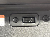 【パワーバックドア】スマートキーや運転席のボタンを押すだけでリアゲートが自動で開閉します!荷物を持っている時や、高い位置にあるバックドアを閉める際に便利な機能です♪