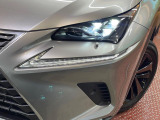 【角型三眼LEDヘッドライト】スタイリッシュな見た目の三眼LEDヘッドライトを装備♪スタイルだけでなく、夜間の走行も視界良好で安心してお乗りいただけます。