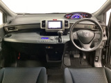 車内は光触媒抗菌消臭施工済です。インパネ周りはスタイリッシュなデザインです。グローブボックスやカップホルダーのほかにトレーなどたくさんの収納スペースが付いています。