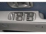 スイッチ一つで窓を開け閉めできるパワーウィンドウスイッチです。
