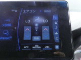 温度の感じ方は、個人差がありますね。運転席、助手席で独立して温度設定のできる左右独立温度コントロールのオートエアコン装備です。