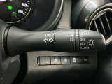 【オートライト】車のセンサーが周囲の明るさを感知し、自動でヘッドライトを点灯・消灯する機能です。この機能は夕暮れ時の交通事故が多い時間帯の安全性を高めてくれます。