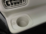 ホットドリンクをちょうどいい温度でキープしてくれる保温機能付きのホッとカップホルダー(前席)。ほっこり快適にドライブをサポート。