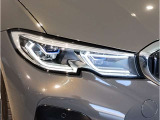 【レーザーライト】ブルーのデザインとBMW Laserのロゴにより視覚的にも個性を主張するレーザーライト。ハイビームモードを設定すると最長600mまでの距離を照射。夜間におけるドライビングの快適性を向上させます。