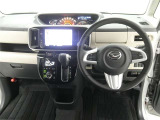 運転席からの視界はこんな感じです☆お気軽にご来店いただき、実際に座って是非お確かめください。ドライバーに寄り添う快適な操作フィールをもたらすステアリングです。